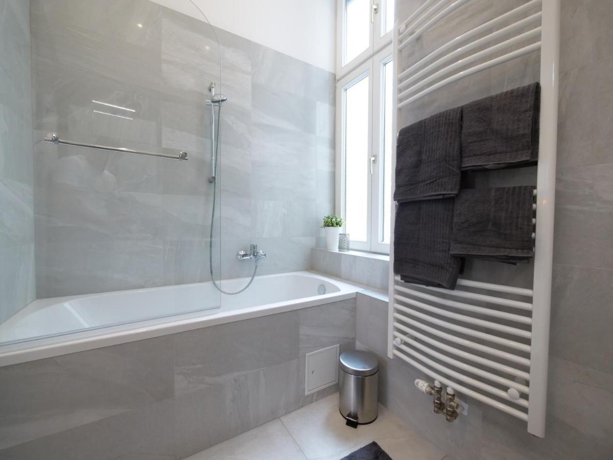 Stylish City Center Apartment Вена Экстерьер фото