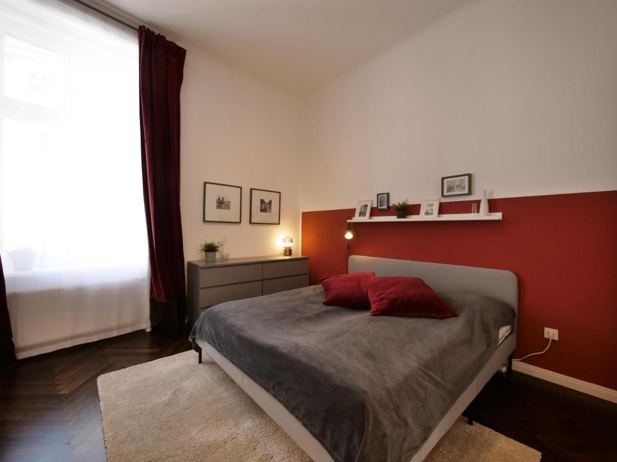 Stylish City Center Apartment Вена Экстерьер фото