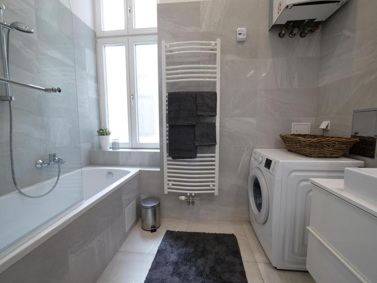 Stylish City Center Apartment Вена Экстерьер фото